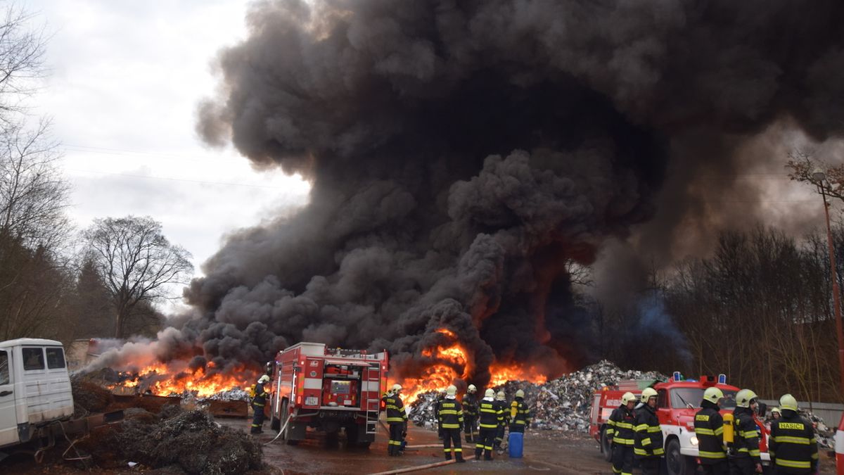 Z hořící skládky u Sedlčan stále stoupá mohutný dým, hasiči povolali posily